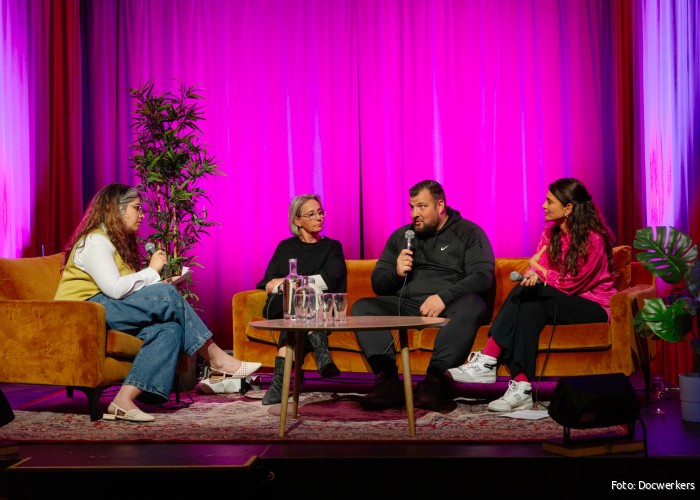 Op dinsdag 28 april 2026 werd in De Roma in Antwerpen onder grote belangstelling de audiodocumentaire ‘Vrij: Over leven na detentie’ van Layla El-Dekmak gelanceerd. Sprekers van links naar rechts: Anissa Boujdaini, prof. Kristel Beyens, ervaringsdeskundige Nick De Ridder en Layla El-Dekmak. ‘Vrij’ is een co-productie van Docwerkers, Fonds Pascal Decroos en Linx+.