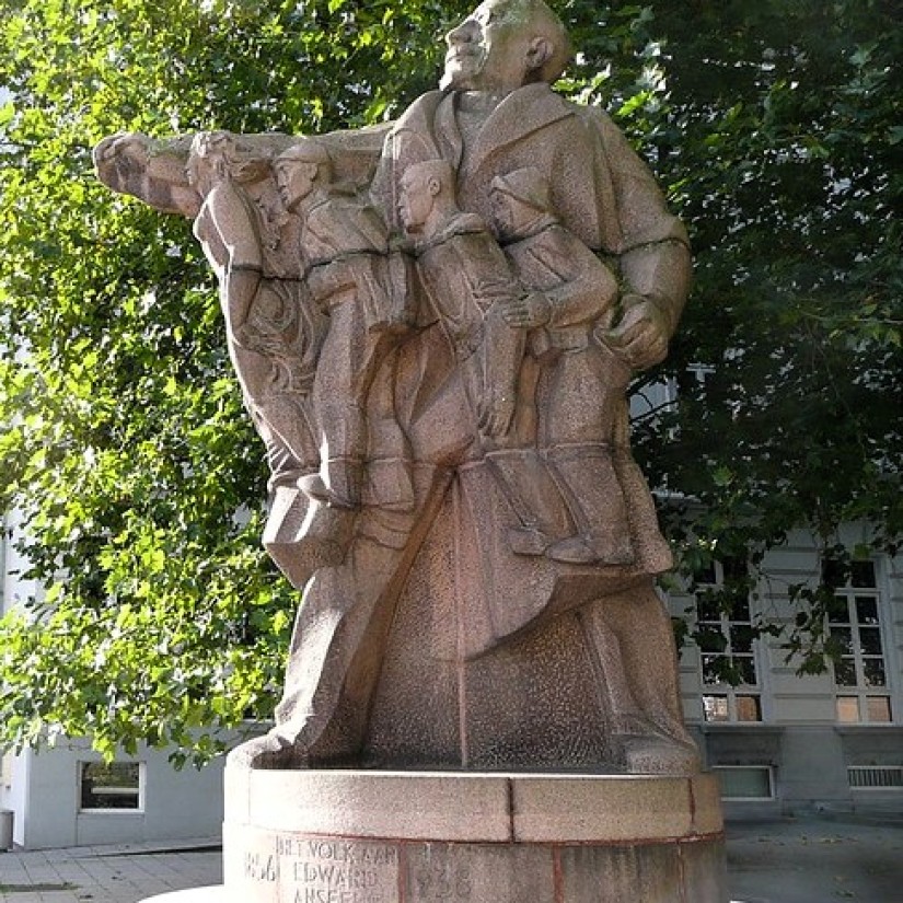 Het standbeeld van Edward Anseele in Gent