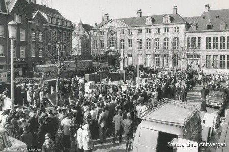 Zicht op de Vrijdagmarkt waar elke vrijdag in beslag genomen goederen geveild werden.