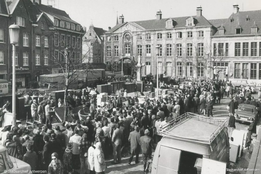 Zicht op de Vrijdagmarkt waar elke vrijdag in beslag genomen goederen geveild werden.