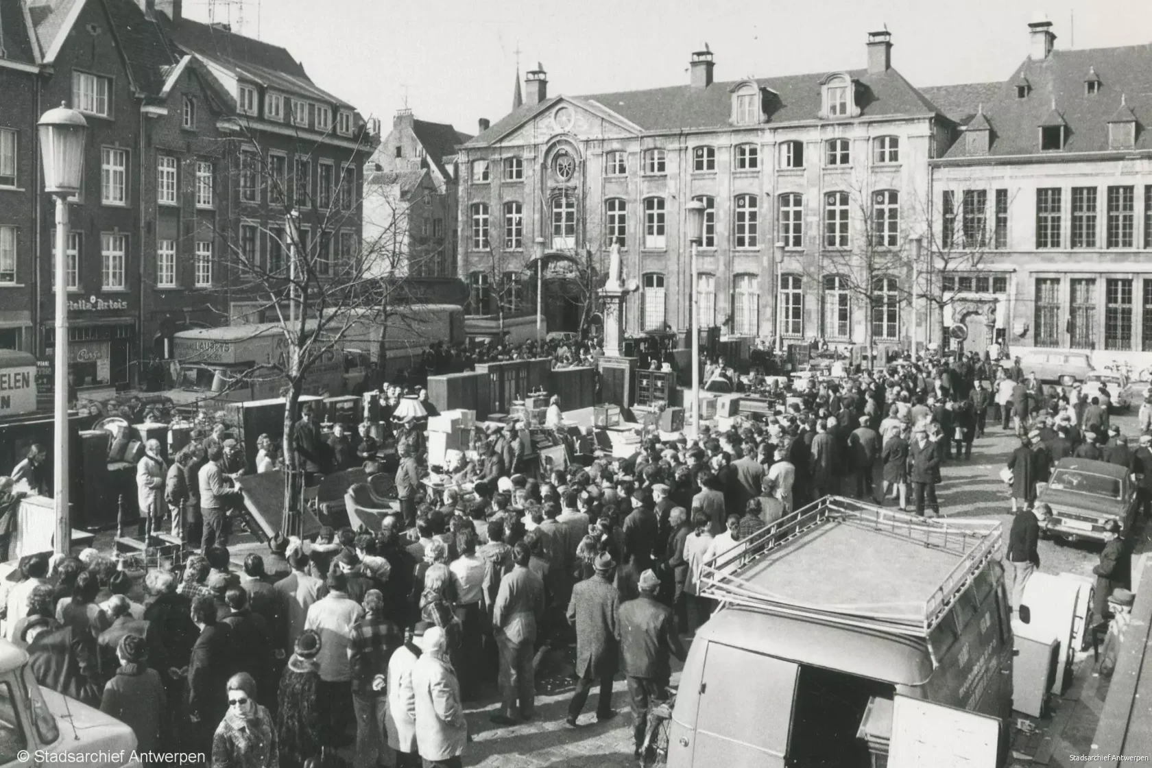 Zicht op de Vrijdagmarkt waar elke vrijdag in beslag genomen goederen geveild werden.