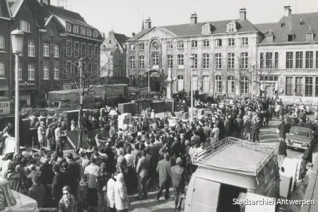 Zicht op de Vrijdagmarkt waar elke vrijdag in beslag genomen goederen geveild werden.