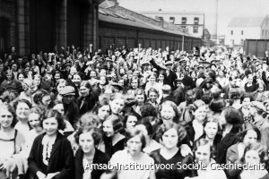 Algemene staking in Aalst, 1936. Zicht op de massa, die het werk heeft neergelegd, voor de poorten van Filature Réunis.