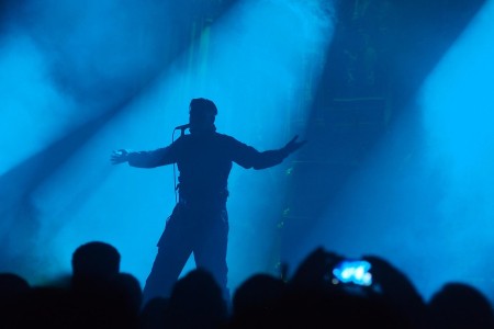 Foto van een podium met zanger. Pixabay.